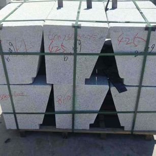 开封 芝麻白异形坐凳，石凳