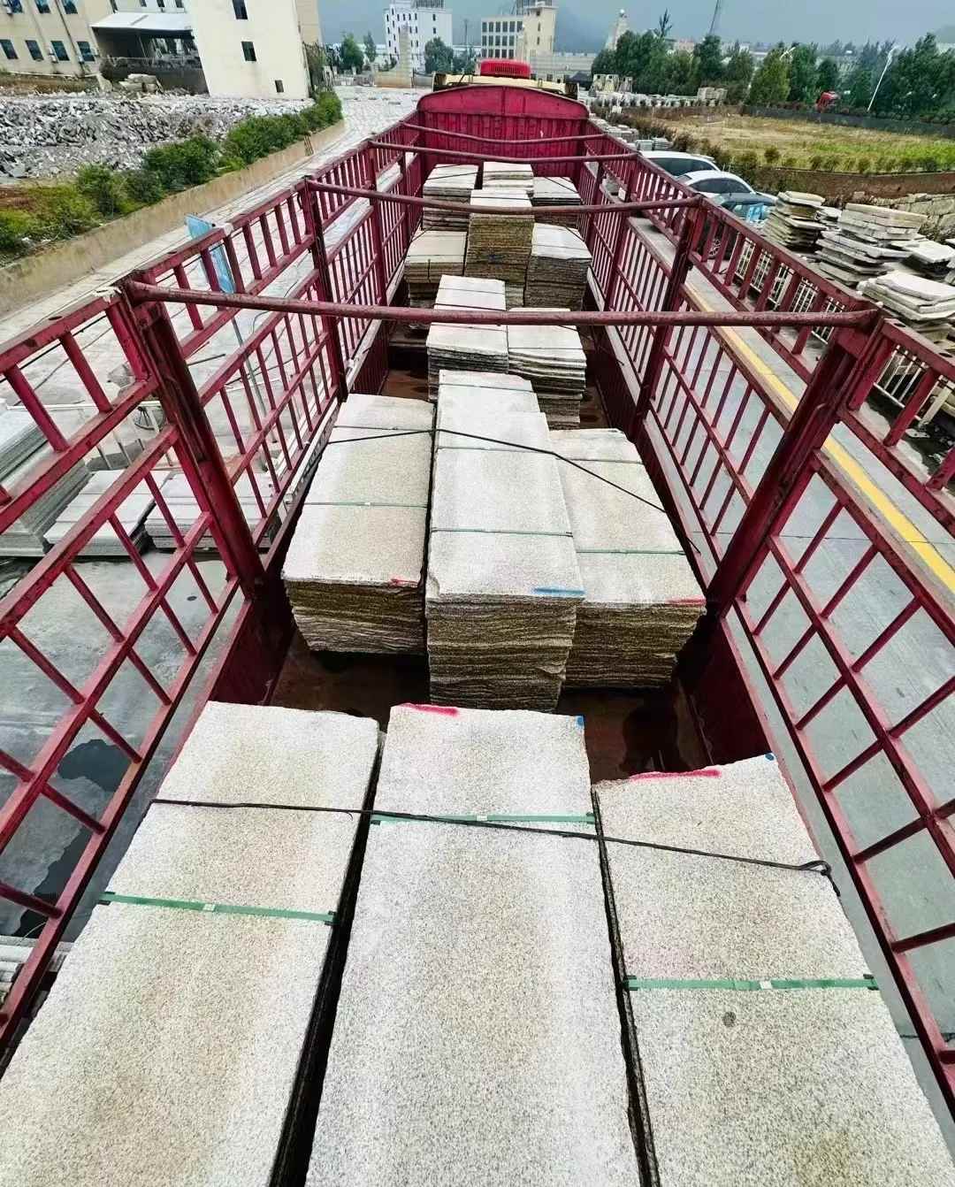 开封 黄金麻花岗岩荔枝面，光面毛板装车完成