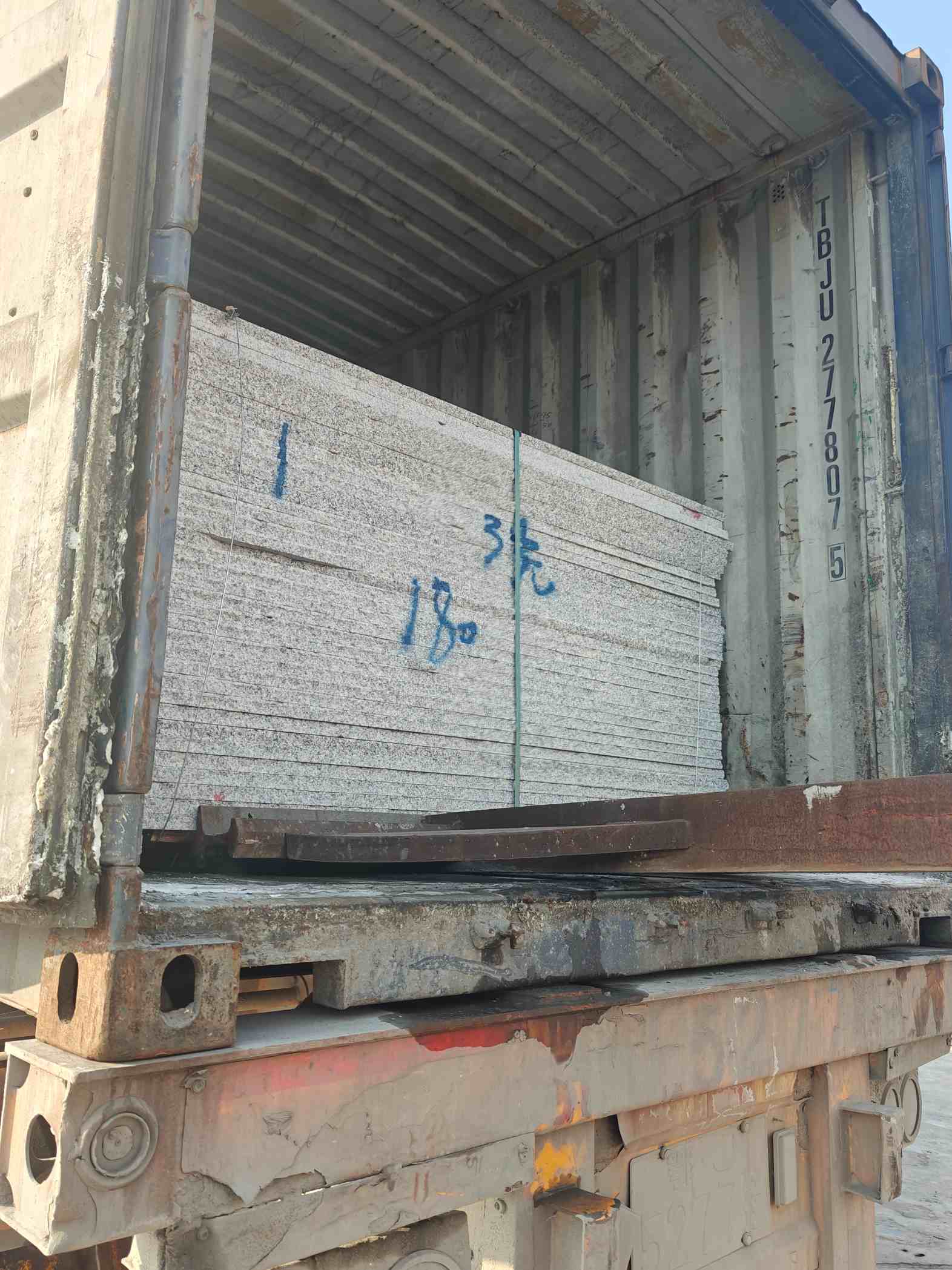 开封 芝麻白花岗岩石材3.0公分光面毛板装柜出货