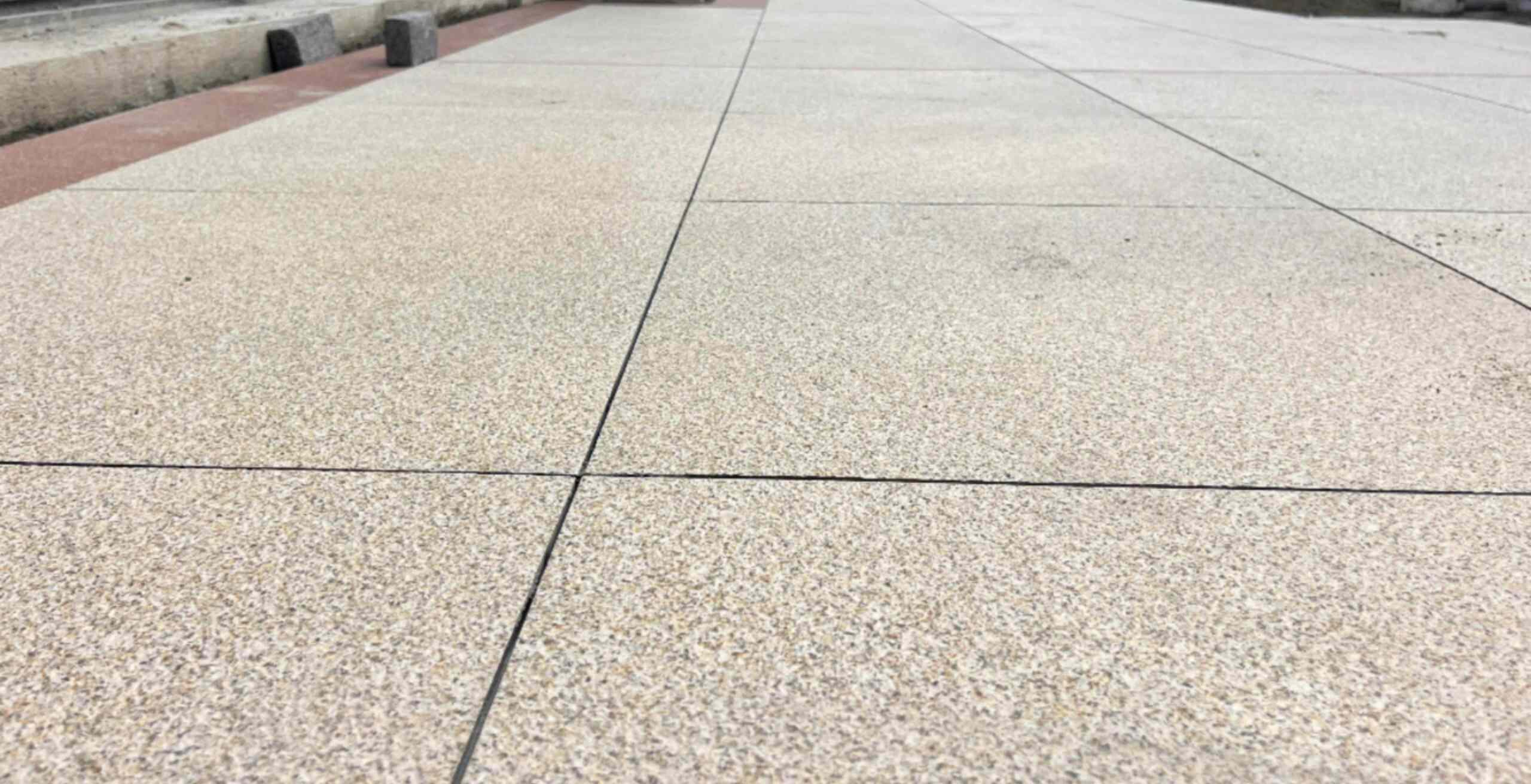 开封 黄金麻花岗岩石板材荔枝面地面铺装效果