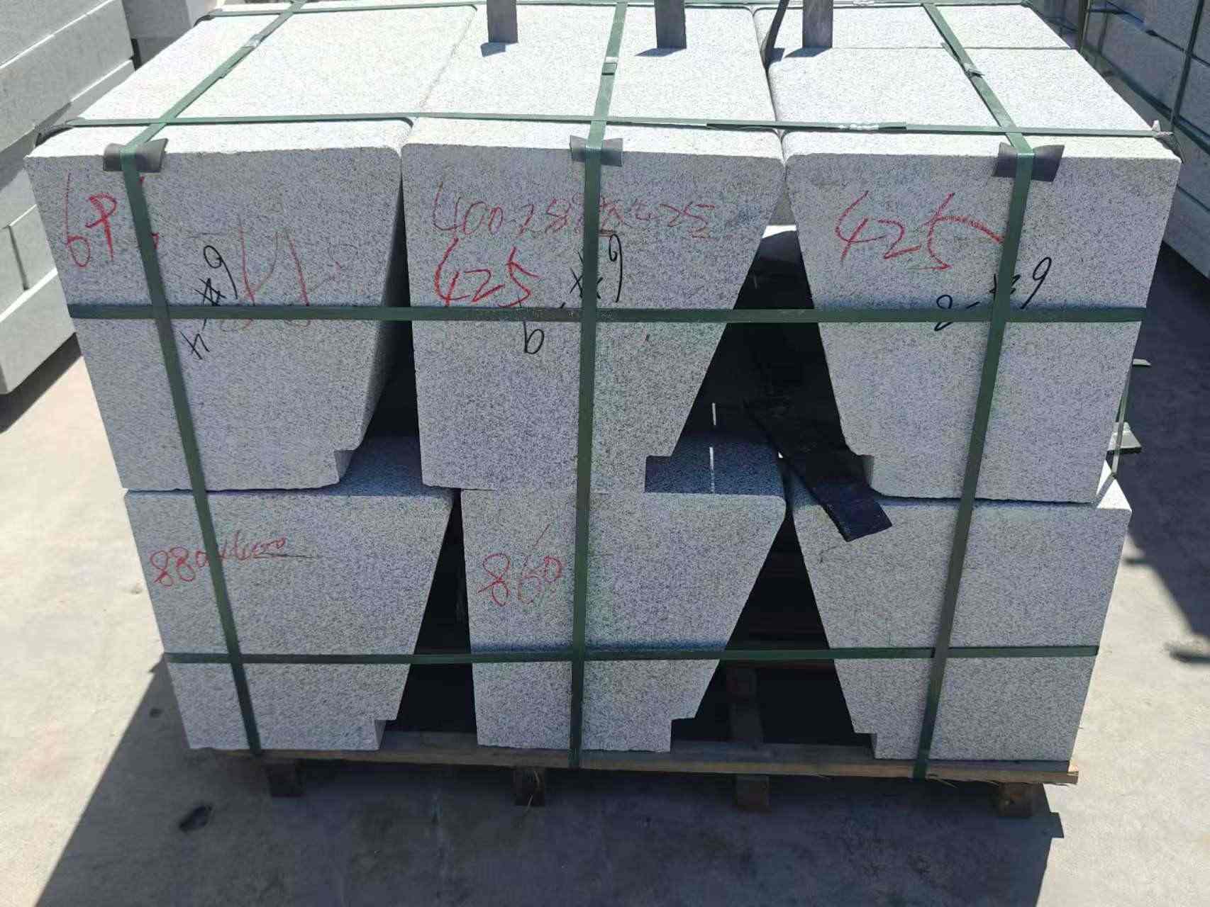 开封 芝麻白异形坐凳，石凳