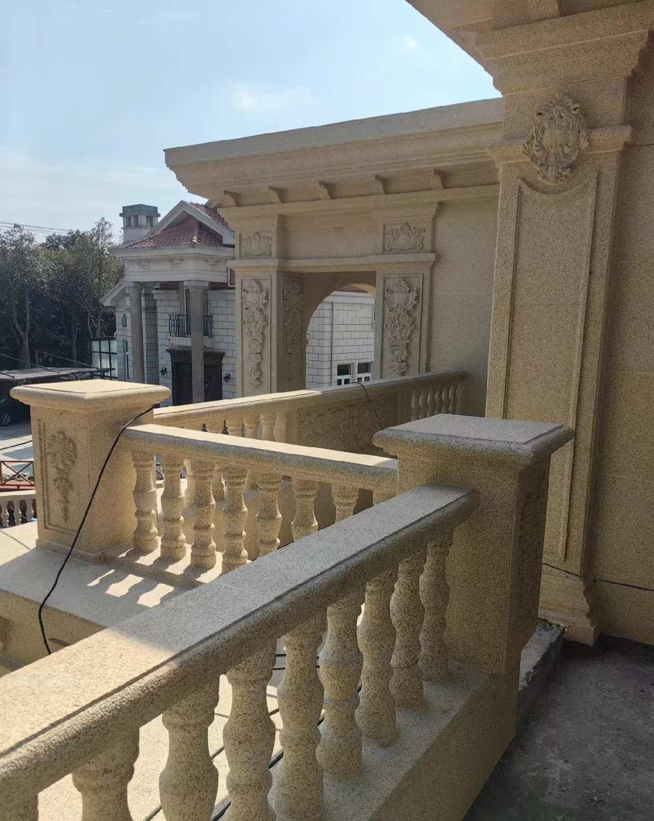 开封 黄金麻别墅外墙干挂雕花配合阳台栏杆花瓶柱