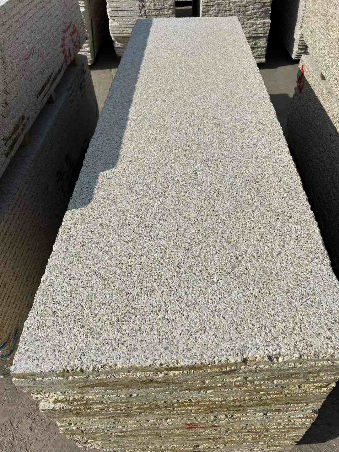 开封 黄金麻花岗岩荔枝面毛板，半成品