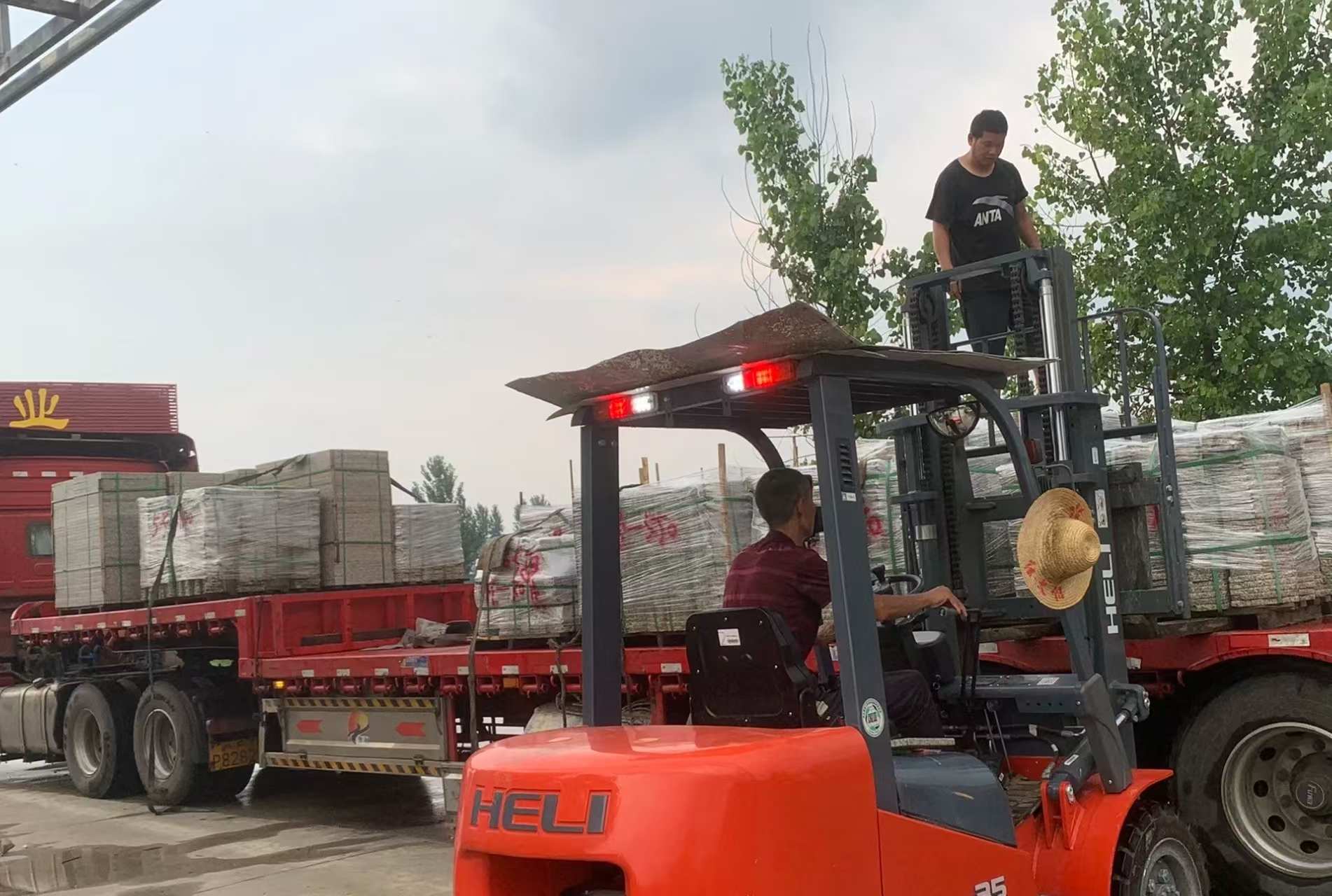 开封 黄金麻冰裂纹，地铺石装车