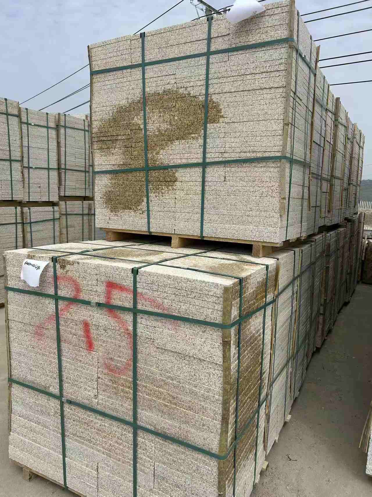 开封 黄金麻花岗岩石材荔枝面地铺石2.5*300*600