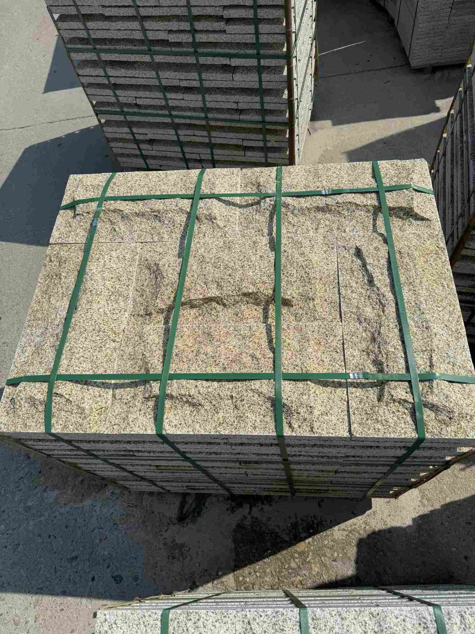 开封 黄金麻花岗岩石材自然面蘑菇石成品