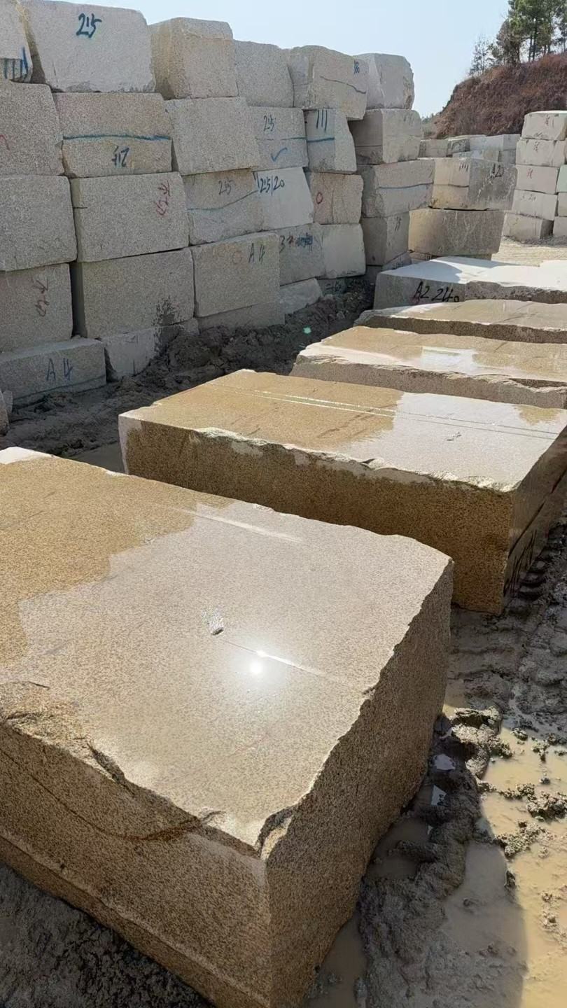 开封 黄金麻方料堆场洗料分选中，原材料充足