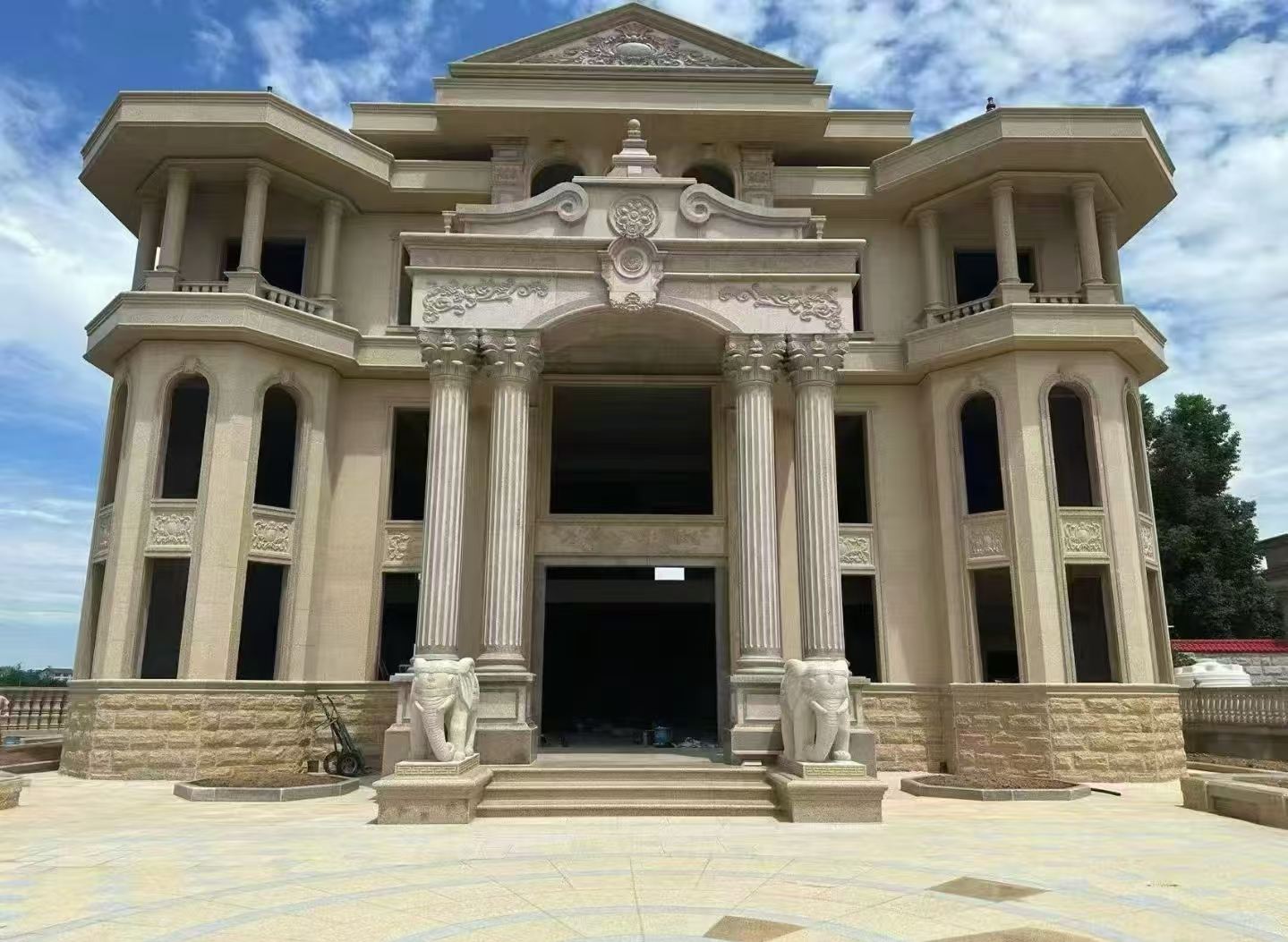 开封 黄金麻别墅外墙干挂，大柱，大象，蘑菇石，雕花板