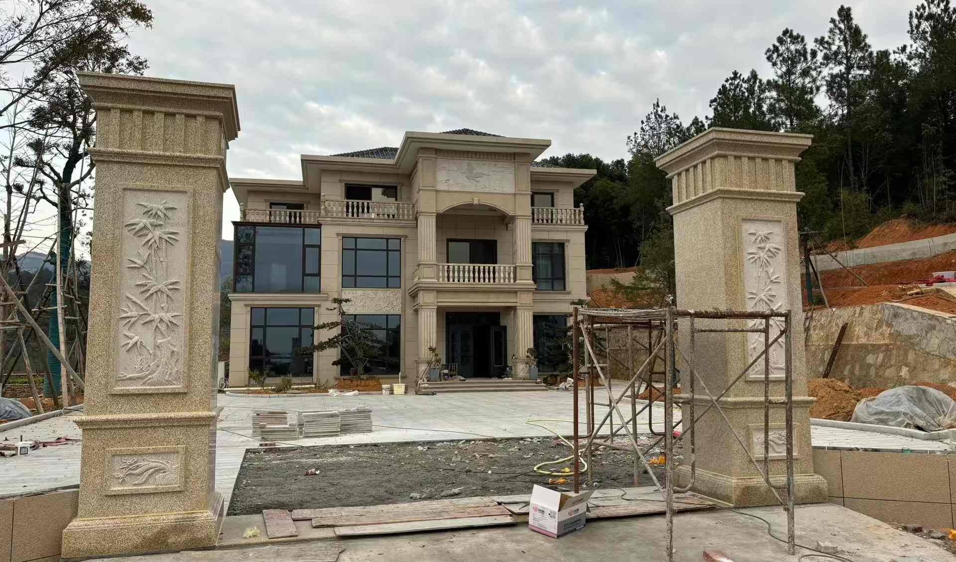 开封 黄金麻花岗岩别墅雕花外墙干挂配上门口雕花罗马柱