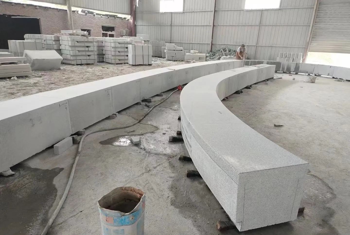 开封芝麻白花岗岩石板材 园林光面弧形坐凳