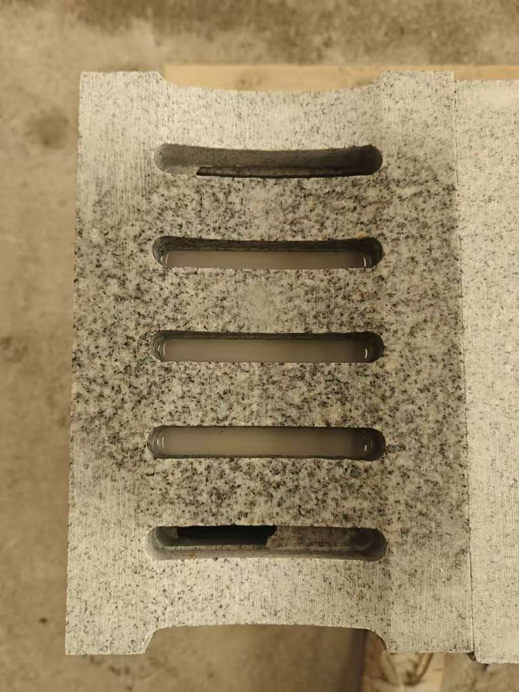 开封 芝麻白拉丝面花岗岩U型开槽排水槽