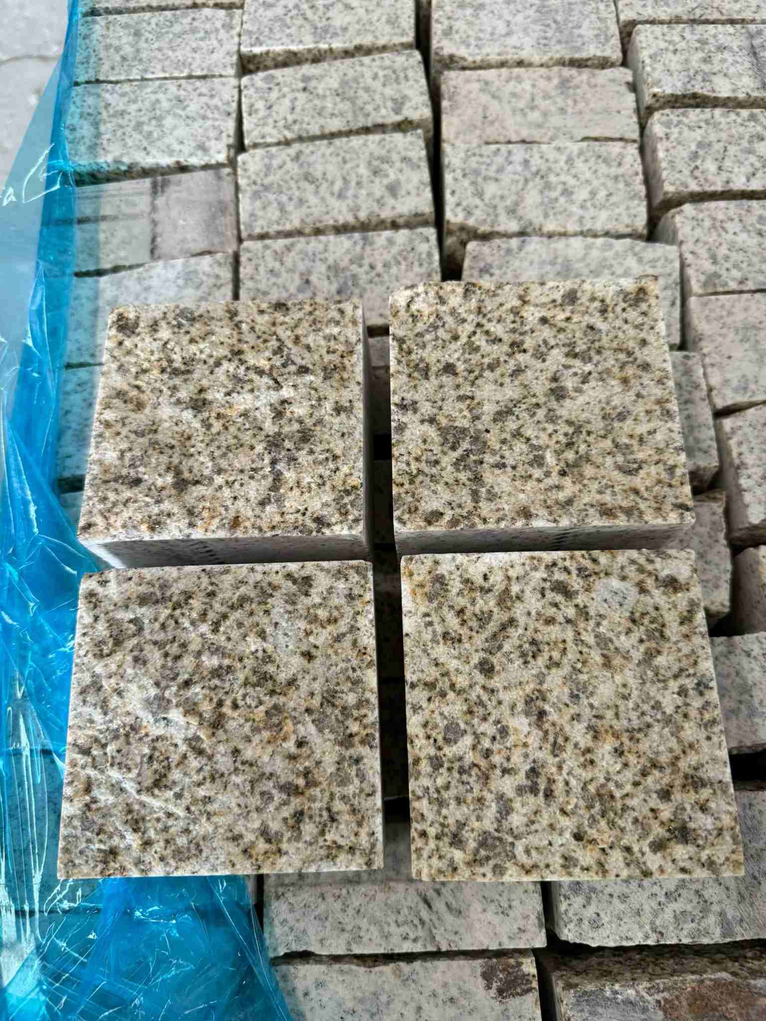 开封 黄金麻花岗岩自然面小方块，弹石，马蹄石等