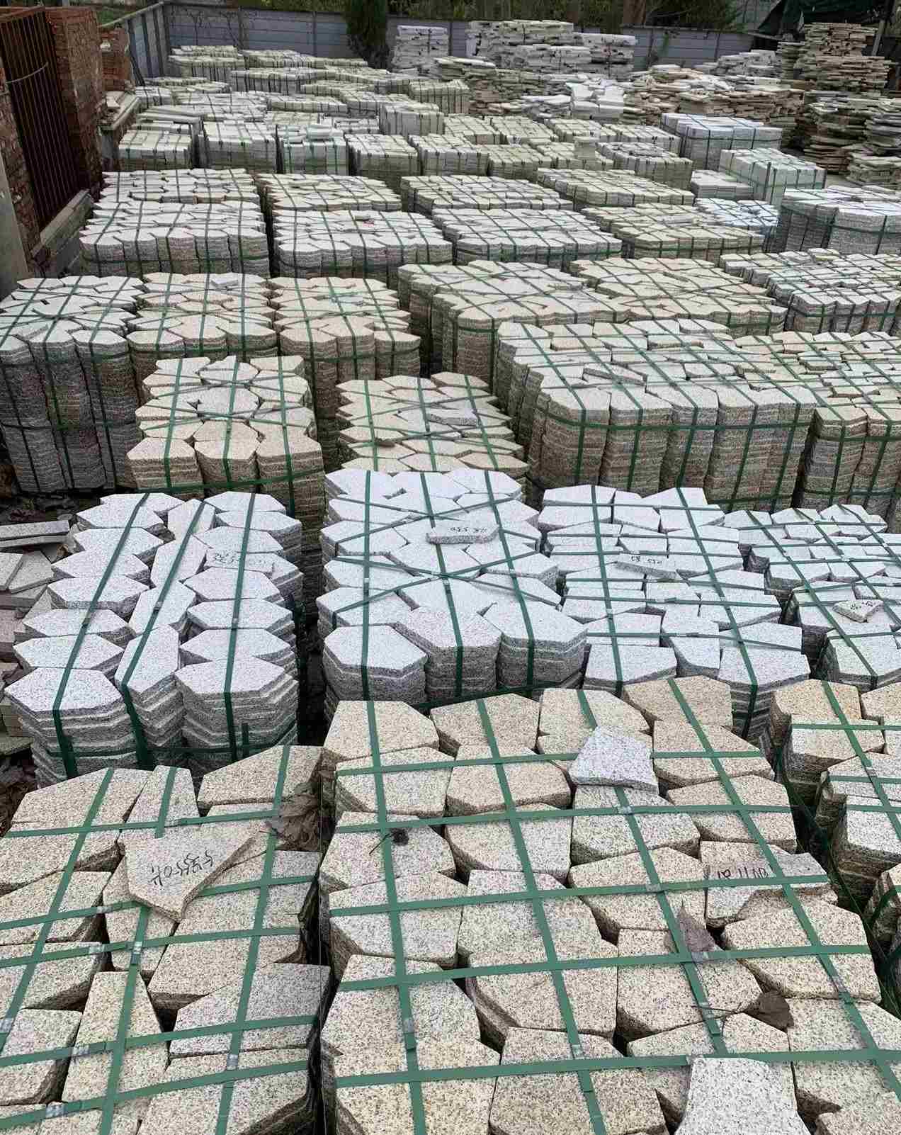 开封 黄金麻白麻花岗岩荔枝面地铺石(冰裂纹)