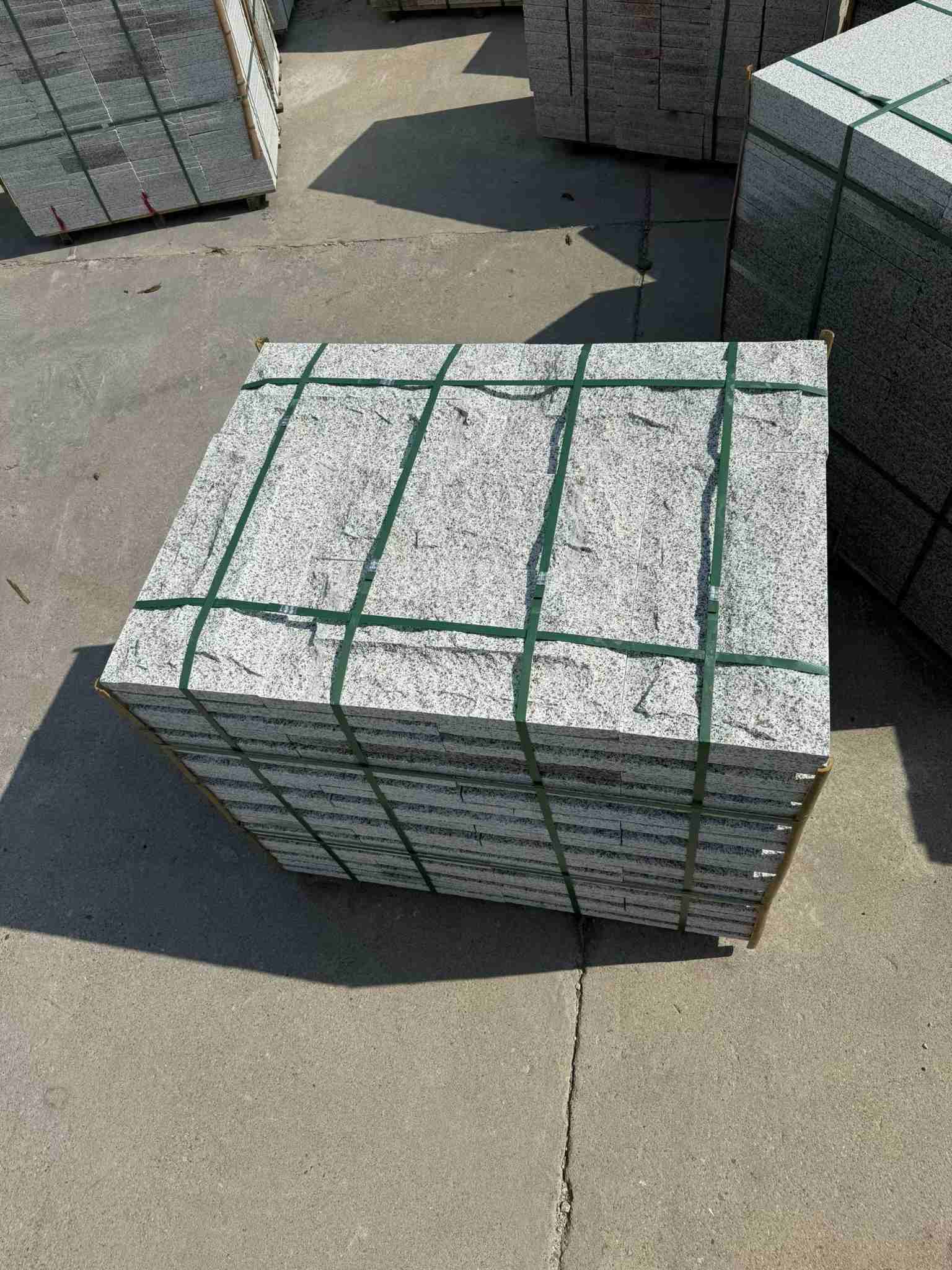 开封 白麻花岗岩石材自然面蘑菇石成品